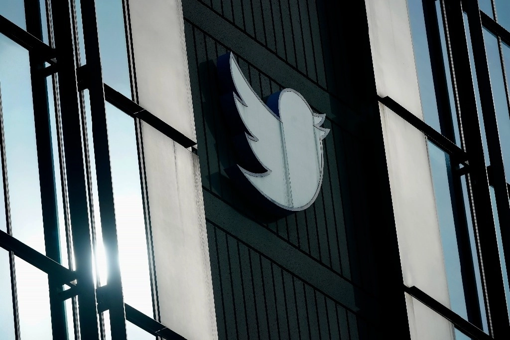 El logotipo de Twitter afuera de las oficinas de la compañía en San Francisco, el 19 de diciembre de 2022. Foto Ap