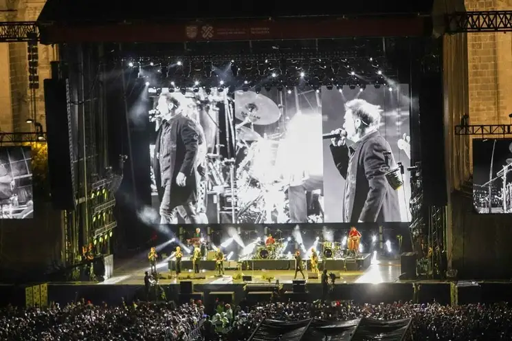Aspecto del concierto de la banda argentina Los Fabulosos Cadillacs en el Zócalo capitalino. Foto Pablo Ramos