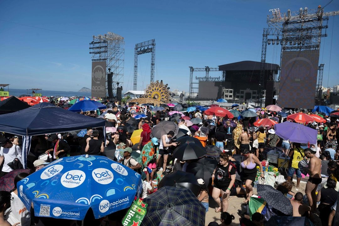 Los fans de la cantante estadunidense Lady Gaga esperan horas antes del comienzo de su megaconcierto en la playa de Copacabana en Río de Janeiro, Brasil, el 3 de mayo de 2025.