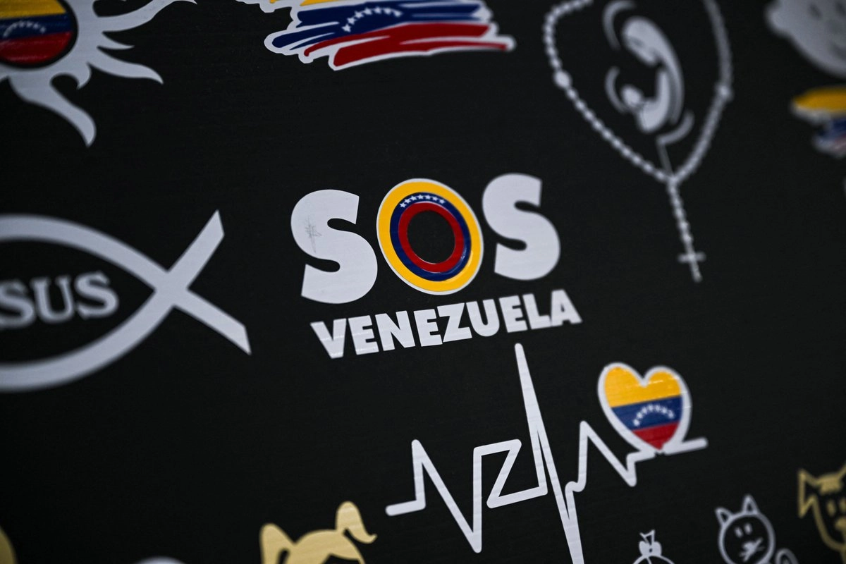 Pegatinas relacionadas con Venezuela se exhiben en un supermercado en Doral, Florida, el 2 de diciembre de 2025. Foto