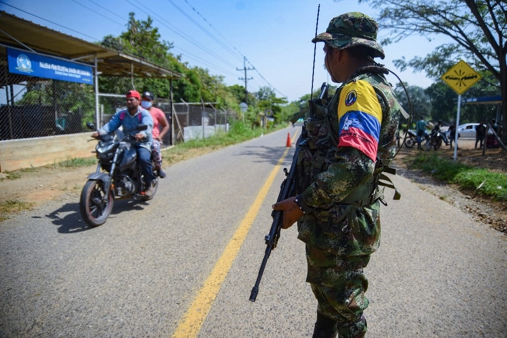 Entre controversias, ayer las FARC inauguraron un colegio agropecuario en Llanos del Yarí (sur), donde líderes de la región las reconocen como su gobierno. "Hay diálogo con la administración de Gustavo Petro y él ha dicho que el fin de la violencia se logra con transformaciones sociales", afirmó Calarcá Córdoba, comandante de las disidencias. En la imagen, un guerrillero de EMC vigila en Corinto, un día después de que explotó un coche bomba en El Cauca (suroeste). Foto Ap