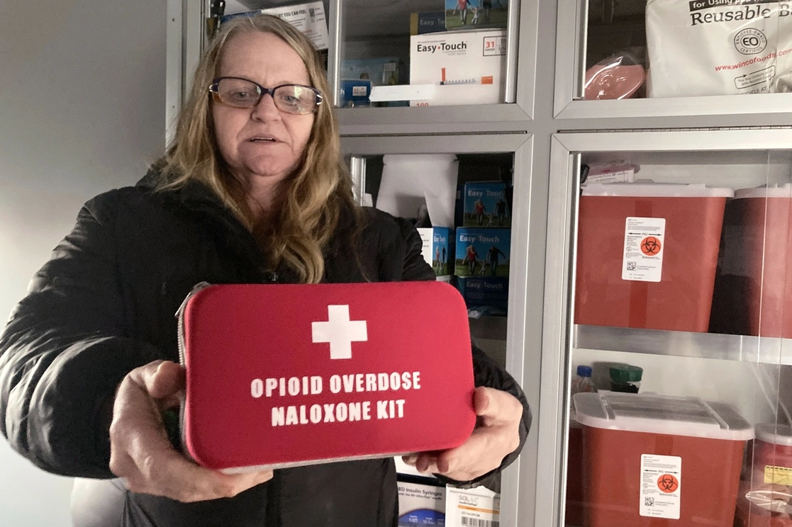 El uso indiscriminado de narcóticos de patente ha causado al menos 500 mil muertes en Estados Unidos en los recientes 20 años. En la imagen, la encargada de un centro de ayuda a toxicómanos muestra el botiquín de emergencia que se usa para tratar sobredosis por opioides. Foto Ap