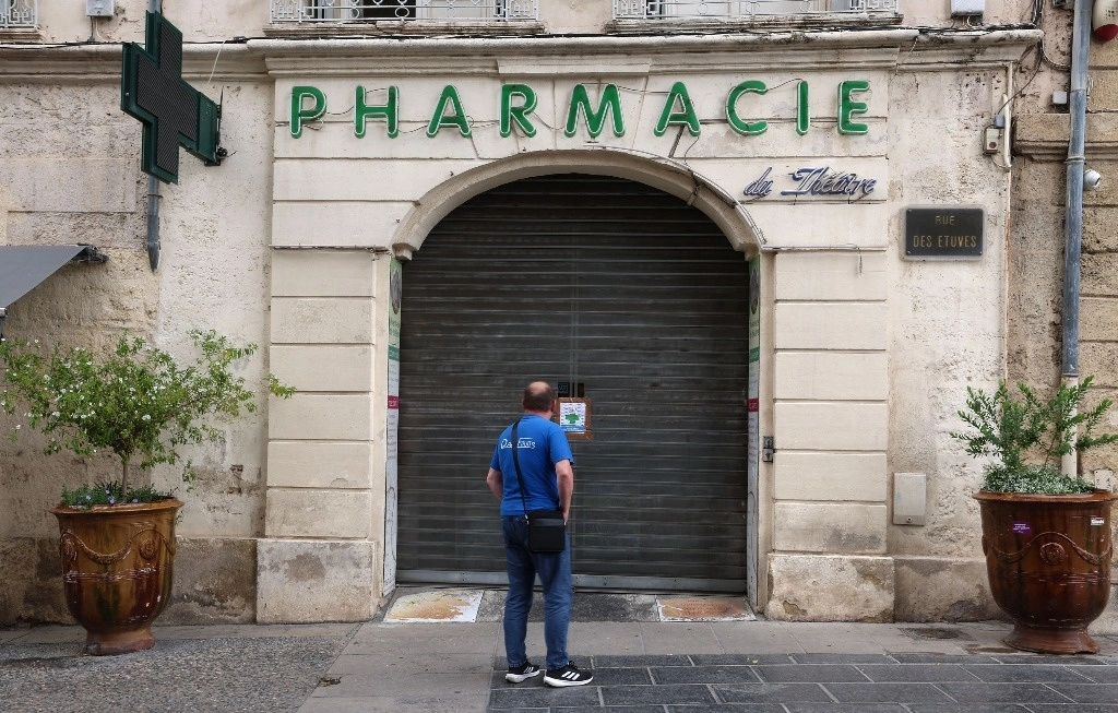 Cerraron el 90 por ciento de las farmacias de Francia ante la huelga de farmacéuticos que protestan contra un proyecto que flexibiliza la venta de medicamentos en línea. Foto Afp