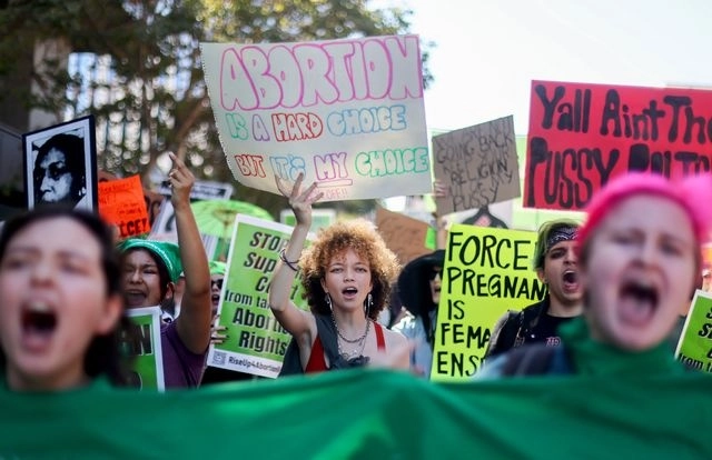 Las protestas por el fallo que impide el derecho al aborto han crecido por todo Estados Unidos. Foto Afp