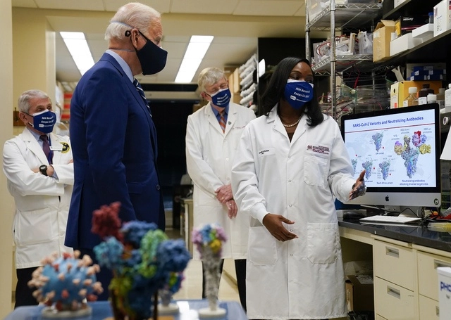 El presidente de EU, Joe Biden en el Centro de Investigación de Vacunas de los Institutos Nacionales de Salud. Foto Ap