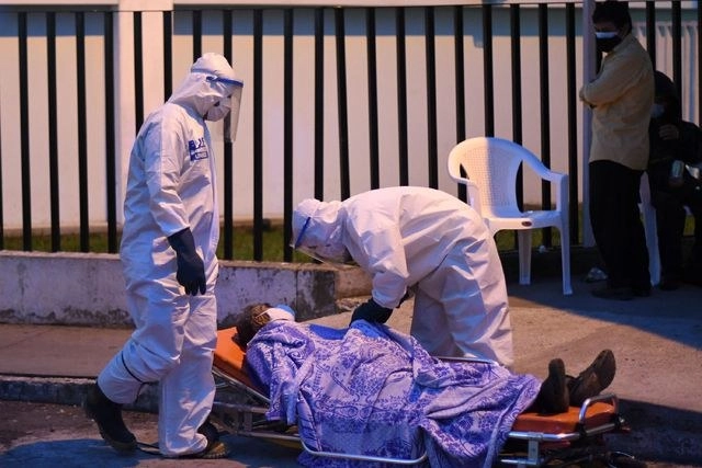 Bomberos municipales transfieren a un paciente infectado con coronavirus al hospital San Juan de Dios de Guatemala. Foto Afp 