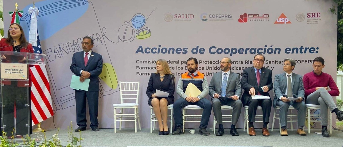 Al acto acto protocolario asistieron el director ejecutivo de la Farmacopea de Estados Unidos, Ronald T. Piervincenzi y Felipe Ángel de la Sancha, director ejecutivo de Farmacopea y Farmacovigilancia. Imagen tomada de @https://twitter.com/CPFEUM