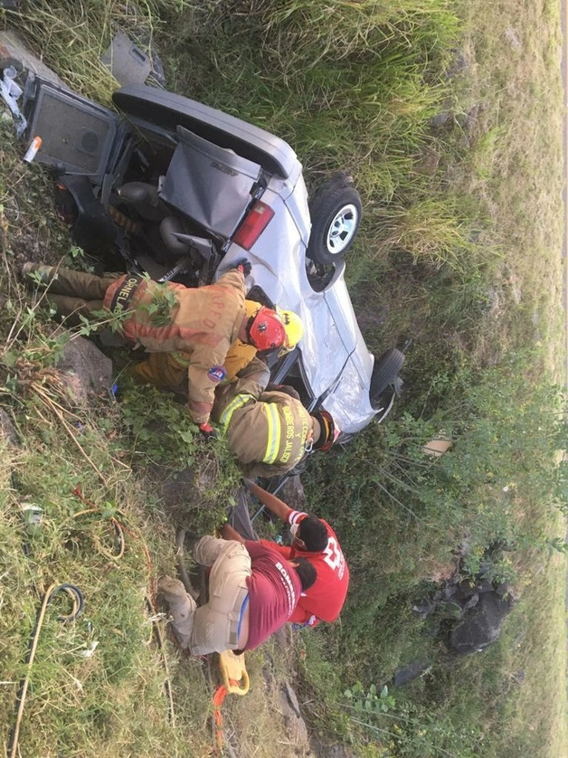 Bomberos realizan labores de rescate de la volcadura en la carretera Guadalajara-Colima donde perdieron la vida 6 personas. Foto La Jornada 
