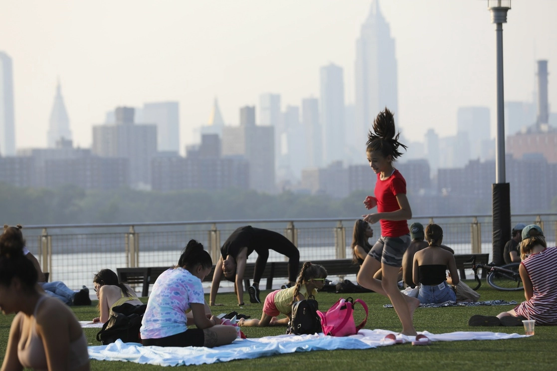 Un grupo de personas disfruta de su tiempo libre en un parque en Nueva York, EU, el 26 de julio de 2021. Foto Xinhua