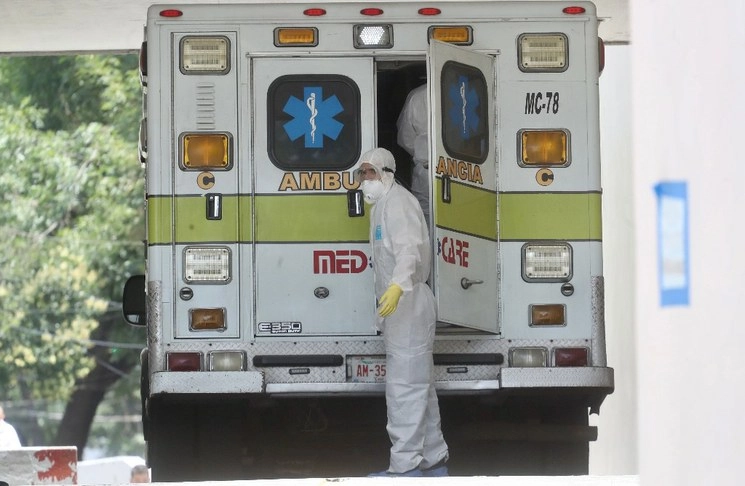 Traslado de una paciente con síntomas de Covid-19 al área de urgencias del Hospital Regional en el Parque de los Venados, en la CDMX. Foto Luis Castillo 