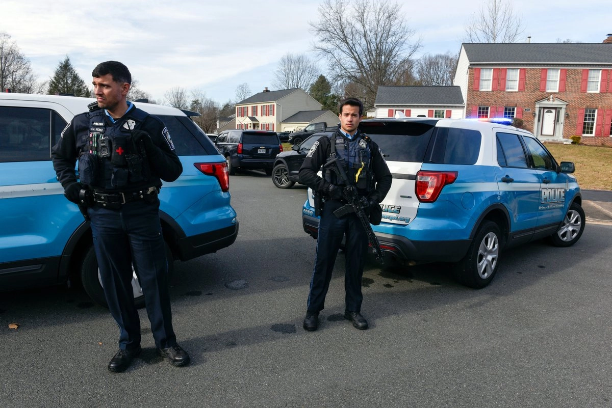 Policía del condado de Prince William, Virginia, bloquea la calle donde se detuvo a un hombre señalado de dejar bombas caseras en Washington previo al asalto al Capitolio de 2021. 