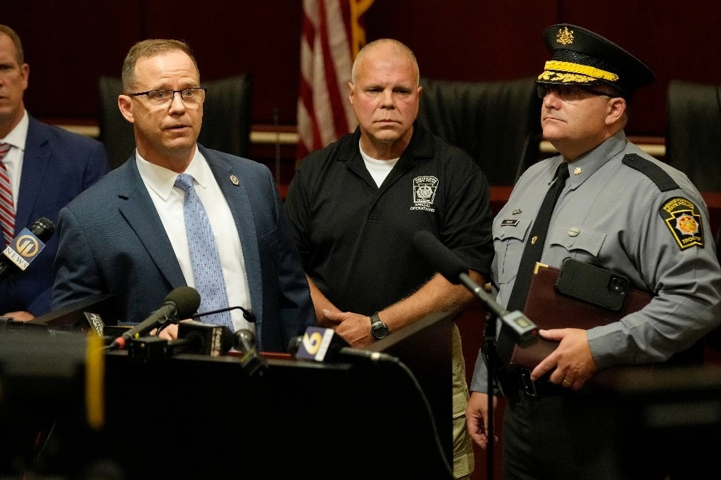 Kevin Rojek, a la izquierda, agente especial del FBI a cargo, el teniente coronel George Givens, en el centro, de la Policía Estatal de Pensilvania, y el coronel Christopher Paris, a la derecha, de la Policía Estatal de Pensilvania, responden preguntas en una conferencia de prensa sobre el intento de asesinato del expresidente Donald Trump, el 13 de julio de 2024, en Butler, Pensilvania. Foto Ap	