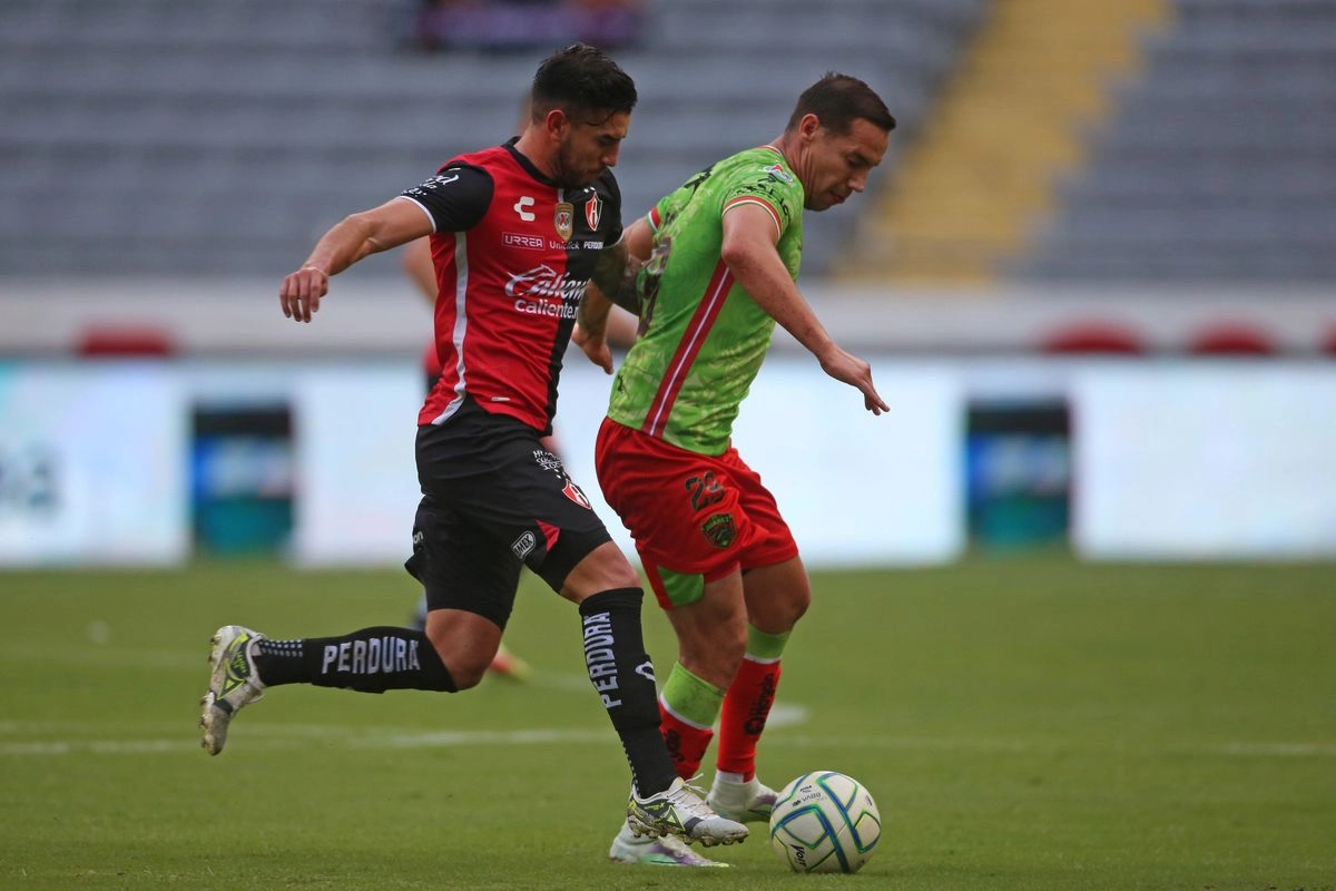 El problema inició al término del torneo Clausura 2023 de la Liga Mx, el club le notificó a Dueñas que no entraba en sus planes para el siguiente certamen, por lo que debía entrenar de manera separada del resto del plantel. Foto 