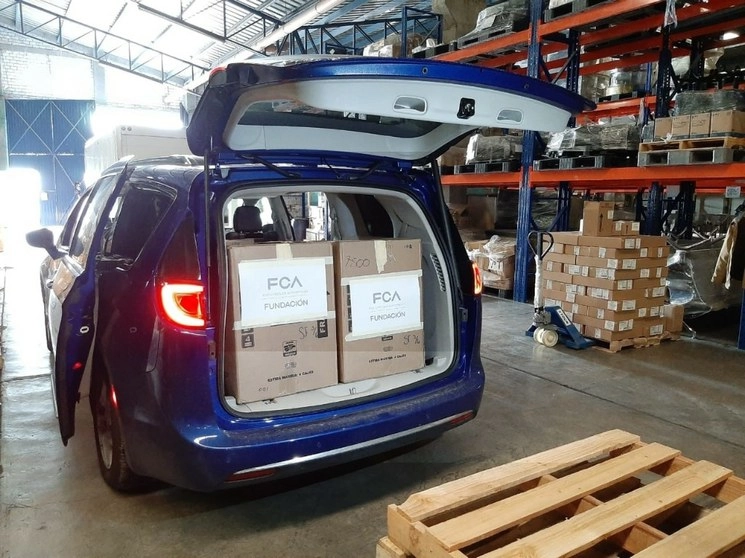 El donativo se suma a los 100,000 cubre bocas entregados anteriormente al sector salud de México. Foto. FCA México.  