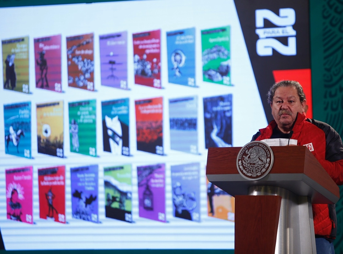 Paco Ignacio Taibo II, director del Fondo de Cultura Económica, durante la presentación de la colección conmemorativa "21 para el 21" en la conferencia matutina presidencial del pasado 26 de agosto. Foto Guillermo Sologuren / Archivo