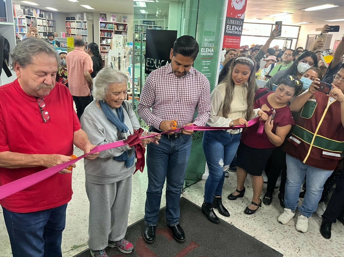 La escritora lena Poniatowska encabezó la reapertura de la Librería que lleva su nombre en el Centro Cultural Jaime Torres Bodet. Foto Daniel Ramón Quiroz