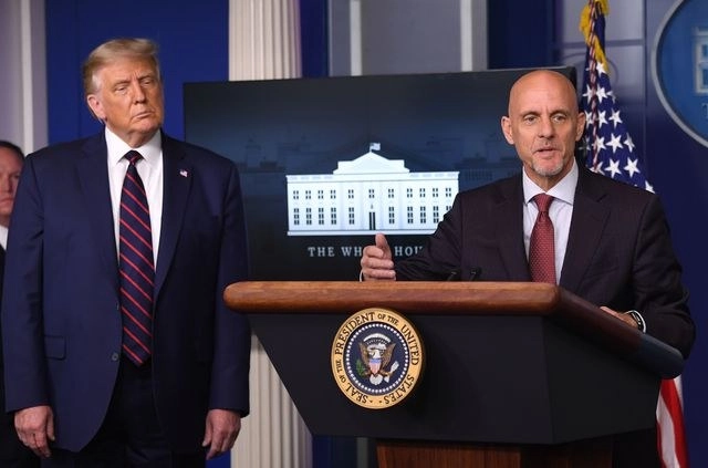 El presidente de EU, Donald Trump, y el comisionado de la FDA, Stephen Hahn en conferencia de prensa este domingo. Foto Afp