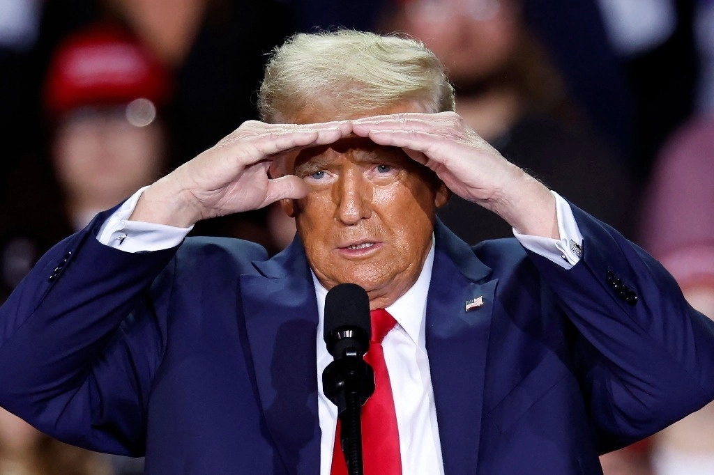 El ex presidente de Estados Unidos y candidato presidencial republicano Donald Trump hace gestos mientras habla durante un mitin de campaña en Van Andel Arena en Grand Rapids, Michigan, el 5 de noviembre de 2024. Foto Afp