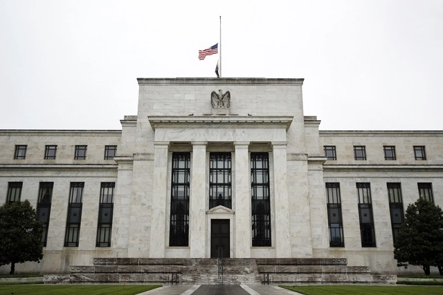La Fed mantuvo sin cambios sus tasas de interés de referencia entre 0 y 0.25 por ciento y mejoró sus previsiones de crecimiento para Estados Unidos. Foto Ap / Archivo