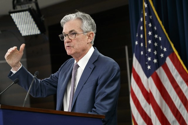 Este cambio implica que la inflación puede permanecer por encima de la meta de 2% "durante algún tiempo" antes de que la Fed decida subir los tipos de interés, dijo Powell en un discurso. Foto Ap / Archivo