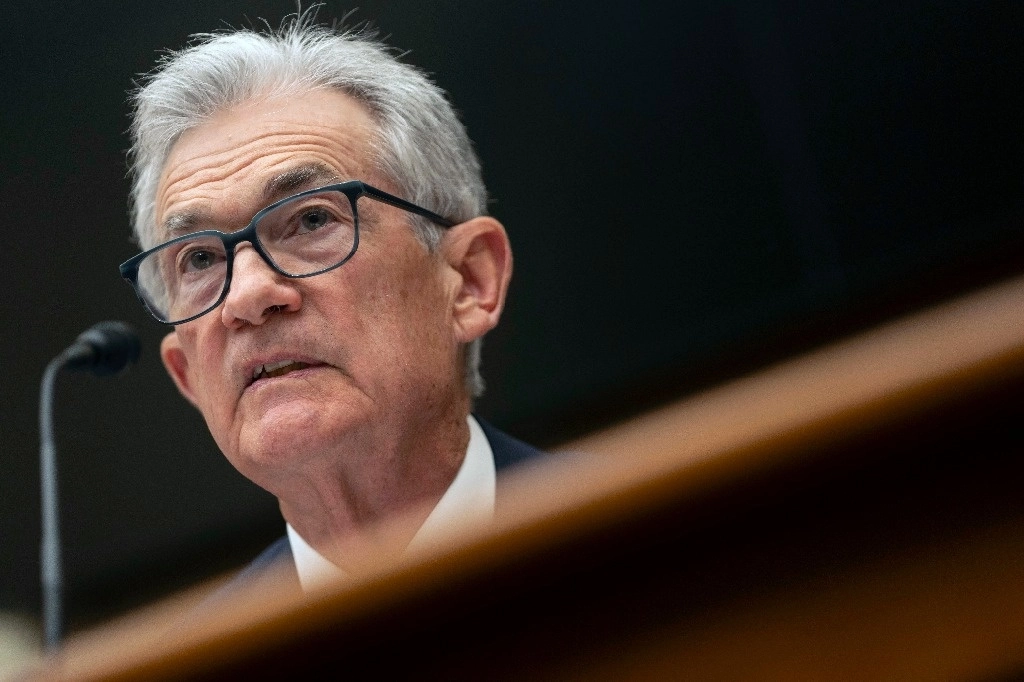Powell sostuvo que la inflación se había “moderado sustancialmente” desde que en 2022 alcanzara su nivel más alto en 40 años, pero que los responsables de la Fed siguen necesitando “una mayor confianza” en su descenso constante antes de recortar las tasas. Foto Ap.