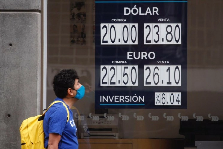 El jueves le dólar se cotizó en 23.80 pesos en bancos de la Ciudad de México. Foto Cristina Rodríguez
