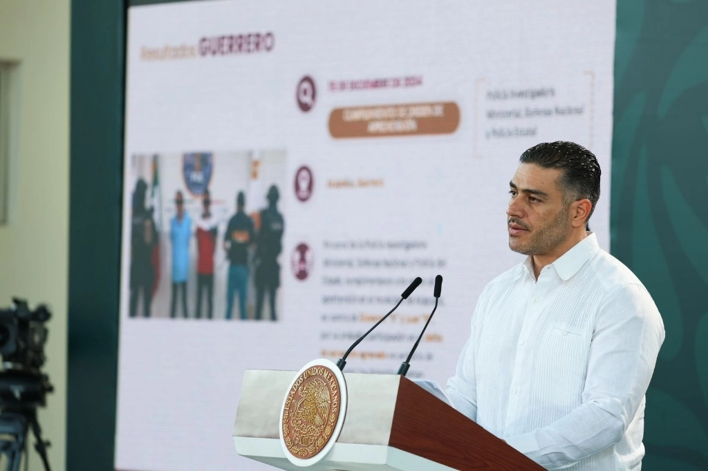 El secretario de Seguridad Pública y Protección Ciudadana federal, Omar García Harfuch, ayer, durante su informe en la conferencia de la mandataria Claudia Sheinbaum, efectuada en el puerto de Acapulco, Guerrero. Foto Presidencia
