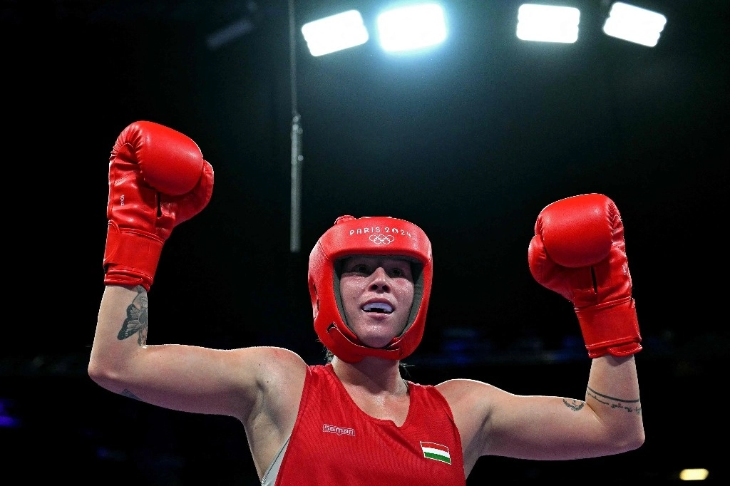Anna Luca Hamori de Hungría celebra después de ganar contra Marissa Williamson de Australia en el combate de boxeo preliminar de octavos de final de la categoría de 66 kg femenino durante los Juegos Olímpicos de París 2024 en el North Paris Arena, en Villepinte el 1 de agosto de 2024. Foto Afp
