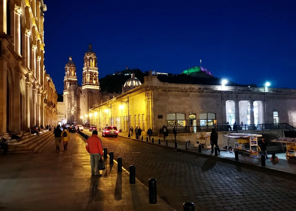 El centro histórico de Zacatecas alberga edificaciones construidas entre los siglos XVI y XIX, por lo que será declarada Zona de Monumentos Históricos por el INAH. Foto Alfredo Valadez 


