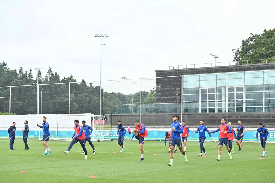 Jugadores de la selección inglesa durante una sesión de entrenamiento rumbo al partido de cuartos de final ante Ucrania en la Eurocopa, el 30 de junio de 2021. Foto Afp
