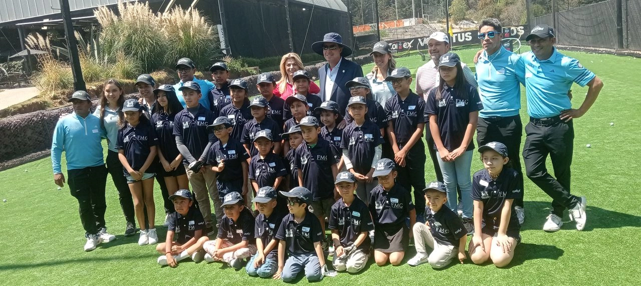Una veintena de niños asistieron a la inauguración de la escuela publica de golf. Foto