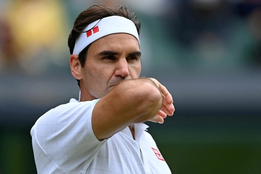 El tenista suizo Roger Federer dijo que las autoridades antidopaje tienen preguntas que responder sobre el doble rasero aplicado al número uno del mundo, Jannik Sinner, después de que éste eludió una suspensión a pesar de dar positivo en dos controles. La imagen, de archivo. Foto Afp
