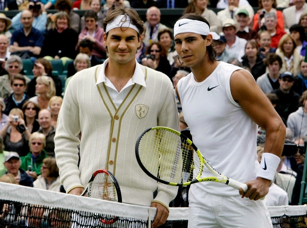 El suizo Roger Federer y el español Rafael Nadal previo a un partido en Wimbledon, el 6 de julio de 2008. Foto Ap