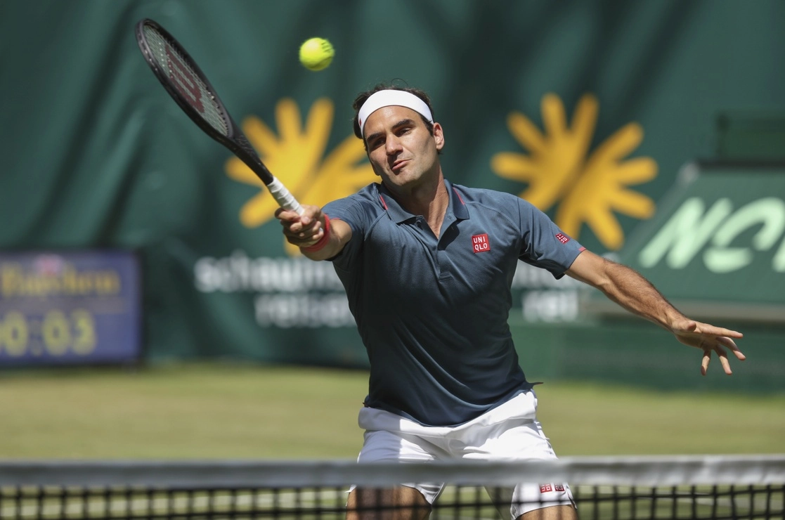 Federer, defensor del título en Halle, no había competido sobre hierba desde la final de Wimbledon que perdió en julio de 2019. La imagen, de hoy. Foto Dpa vía Ap