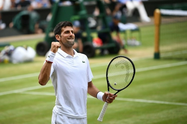 "Hablé con Roger y Rafa hace unos días, tuvimos una larga conversación sobre el futuro cercano del tenis, sobre lo que va a pasar y cómo podemos contribuir para ayudar a los jugadores de la parte baja de la clasificación", señaló el serbio. Foto Afp / Archivo