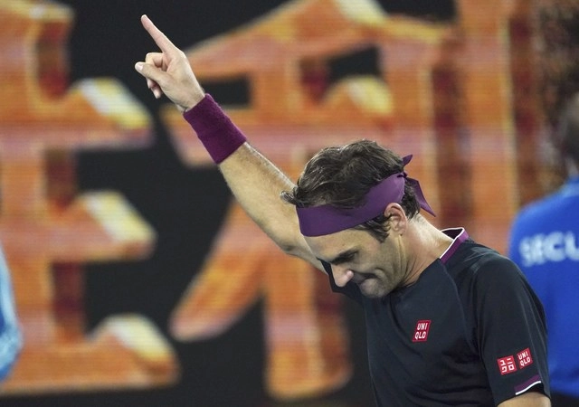 Roger Federer celebra su triunfo ante John Millman en el Abierto de Australia. Foto Ap