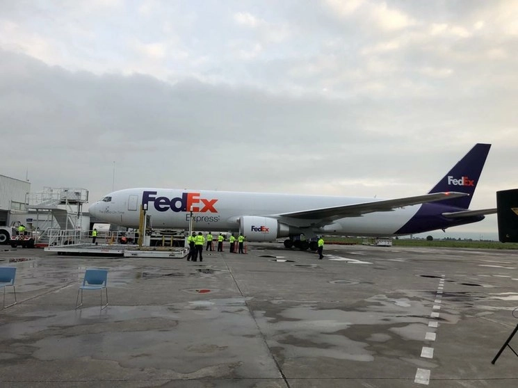La empresa privada de correo FedEx planea contratar a 90 mil personas al acercarse las fiestas de fin de año en Estados Unidos debido al tradicional aumento de envíos en esa época. Foto Israel Dávila / Archivo