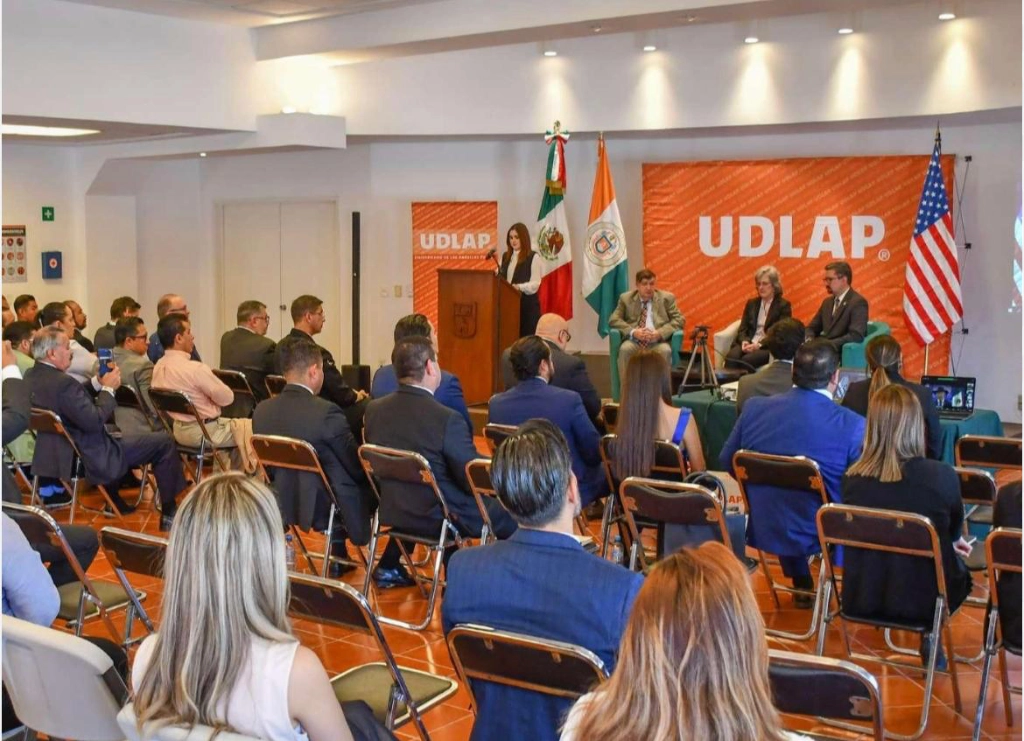 El Dr. Luis Ernesto Derbez Bautista finalizó su informe reiterando su el compromiso de trabajar para continuar con la recuperación del lugar que le corresponde a la UDLAP. Foto cortesía
