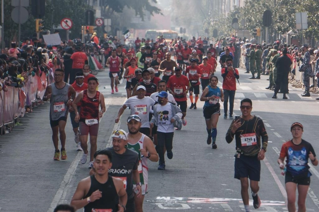 Participantes de la trigésima octava edición del Maratón de la Ciudad de México en la recta final en la avenida 20 de Noviembre, en el Centro Histórico, el 28 de noviembre de 2021. Foto Pablo Ramos