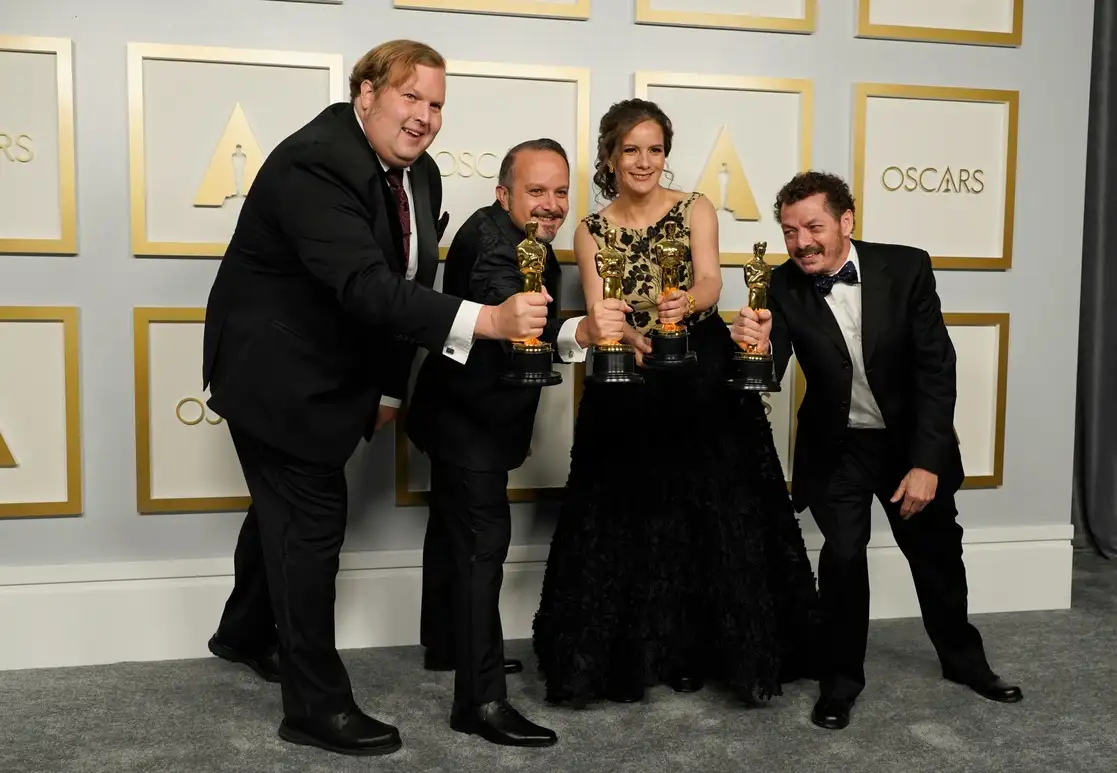 De izquierda a derecha, el estadunidense Phillip Bladh y los mexicanos Carlos Cortés, Michellee Couttolenc y Jaime Baksht, en la sala de prensa tras ganar el Óscar al mejor sonido por 'Sonido del metal', el 25 de abril de 2021 en Union Station, en Los Angeles. Foto Ap