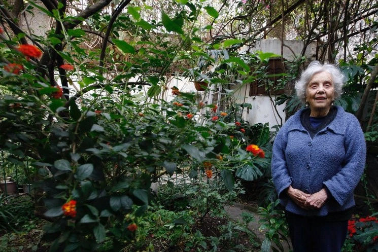 La escritora y periodista, Elena Poniatowska, en su casa de la colonia Chimalistac, el 23 de diciembre del 2019. Roberto García Ortiz