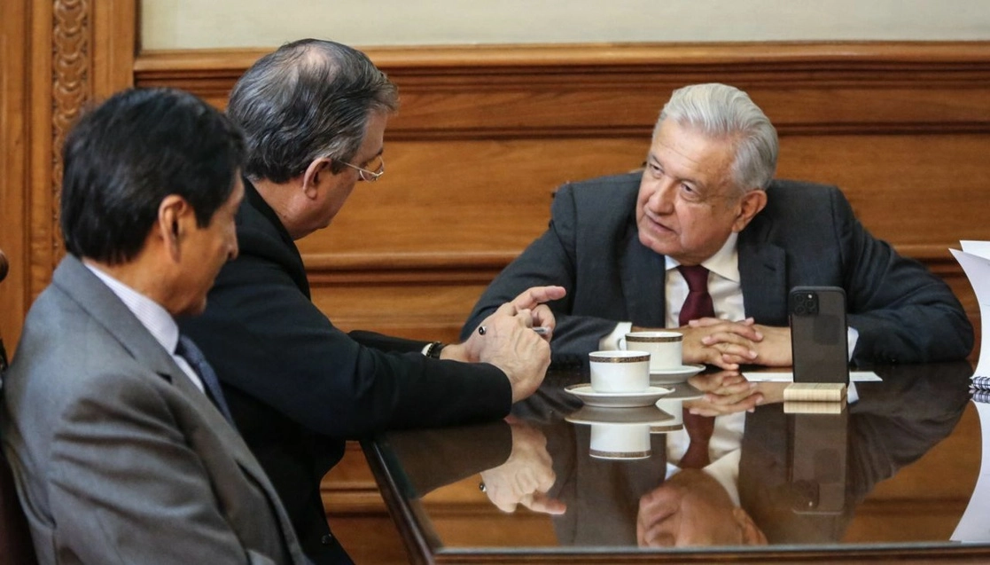 El presidente López Obrador, acompañado por el canciller Marcelo Ebrard y el secretario de Hacienda, Rogelio Ramírez de la O, el 7 de octubre de 2021. Foto tomada del Twitter de @lopezobrador_