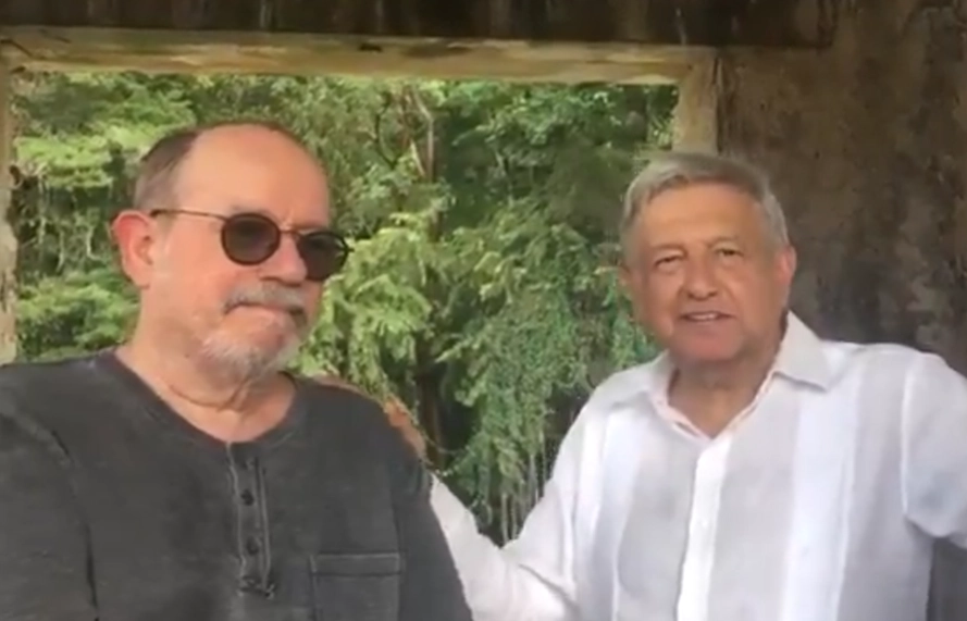 El presidente Andrés Manuel López Obrador (der) junto con el cantautor cubano, Silvio Rodríguez (izq) en imagen de archivo. Imagen tomada del video publicado en la cuenta de Twitter @lopezobrador_