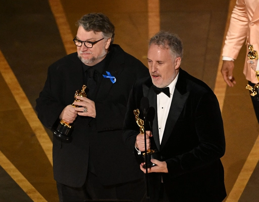 Guillermo Del Toro fue uno de los primeros en recibir la estatuilla de los premios Óscar. Foto Afp