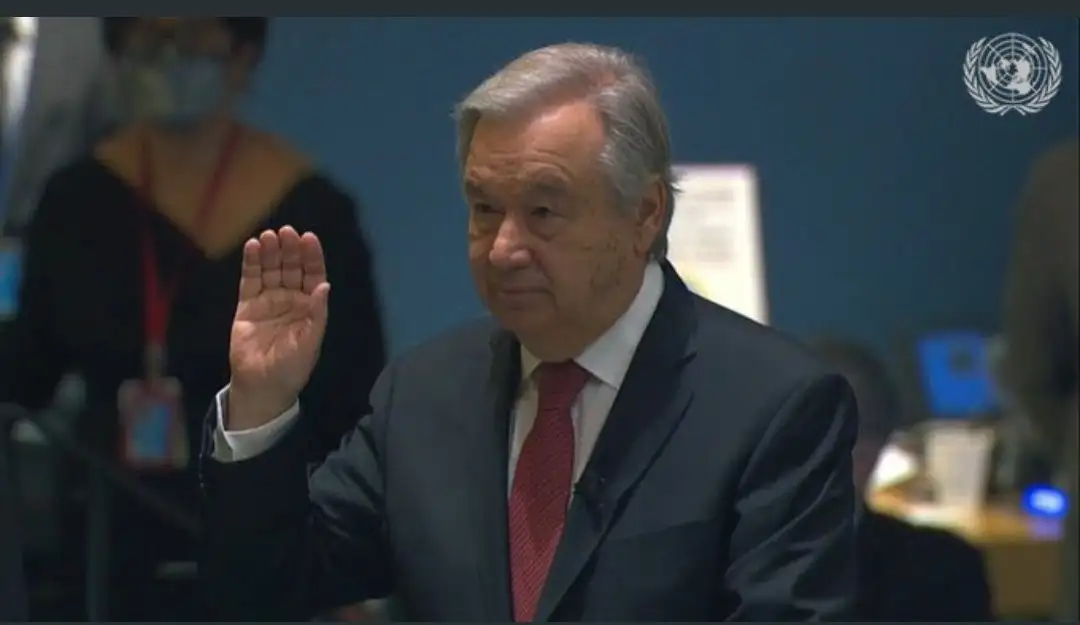 El canciller Marcelo Ebrard felicitó al portugués António Guterres, quien se mantendrá al frente de Naciones Unidas durante otros cinco años, el 18 de junio de 2021. Foto tomada del Twitter de @m_ebrard