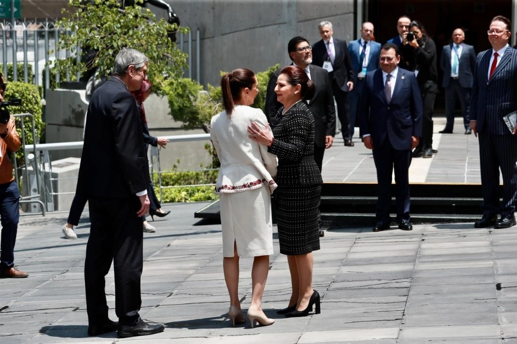 Claudia Sheinbaum, a su llegada al Tribunal Electoral del Poder Judicial de la Federación para recibir la constancia de mayoría como presidenta electa de los Estados Unidos Mexicanos, en la Ciudad de México, el 15 de agosto de 2024. Foto Luis Castillo