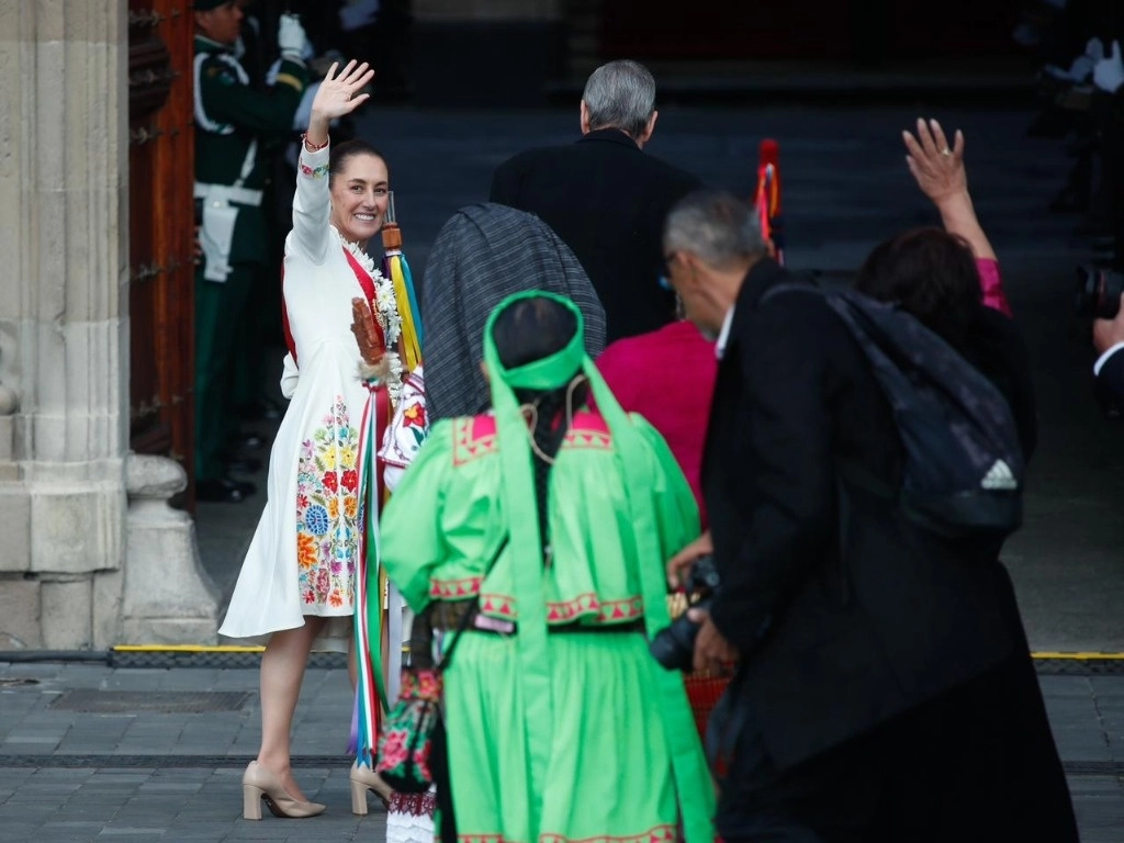 La presidenta Claudia Sheinbaum tras su discurso en el Zócalo capitalino. Foto Cristina Rodríguez
