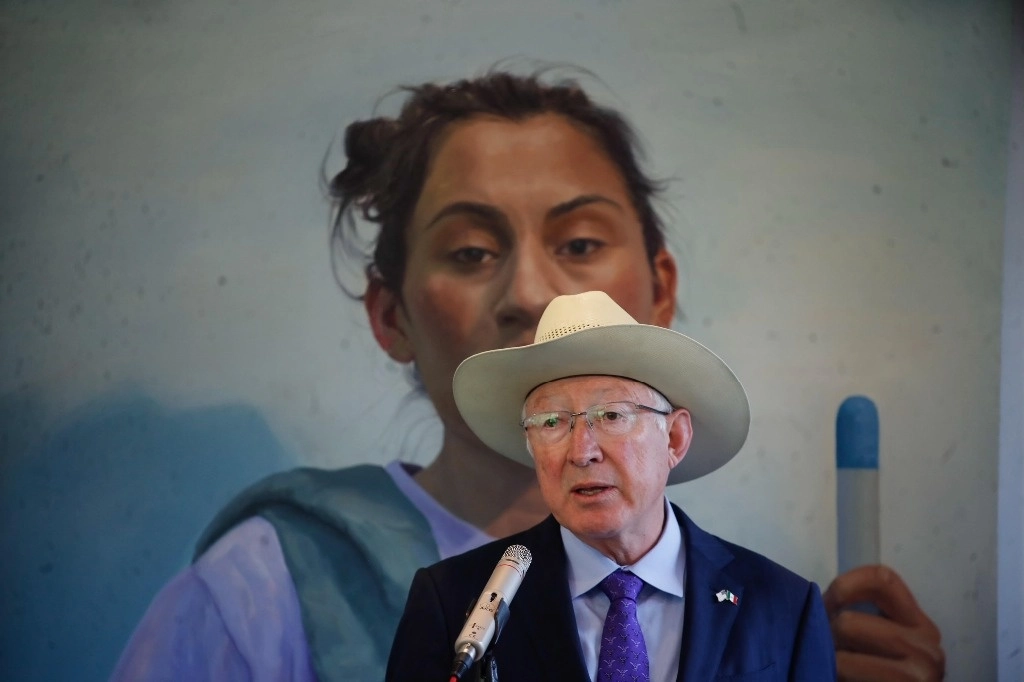 El embajador de EU en México, Ken Salazar, durante conferencia de prensa donde abordó la relación bilateral Mexico-Estados Unidos, en la residencia del embajador, en la Ciudad de México, 13 de junio de 2024. Foto Cristina Rodríguez/ Archivo  