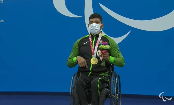Jesús Hernández tras recibir la medalla de oro en los Juegos Paralímpicos de Tokio 2020. Foto tomada de la cuenta de Twitter @CONADE