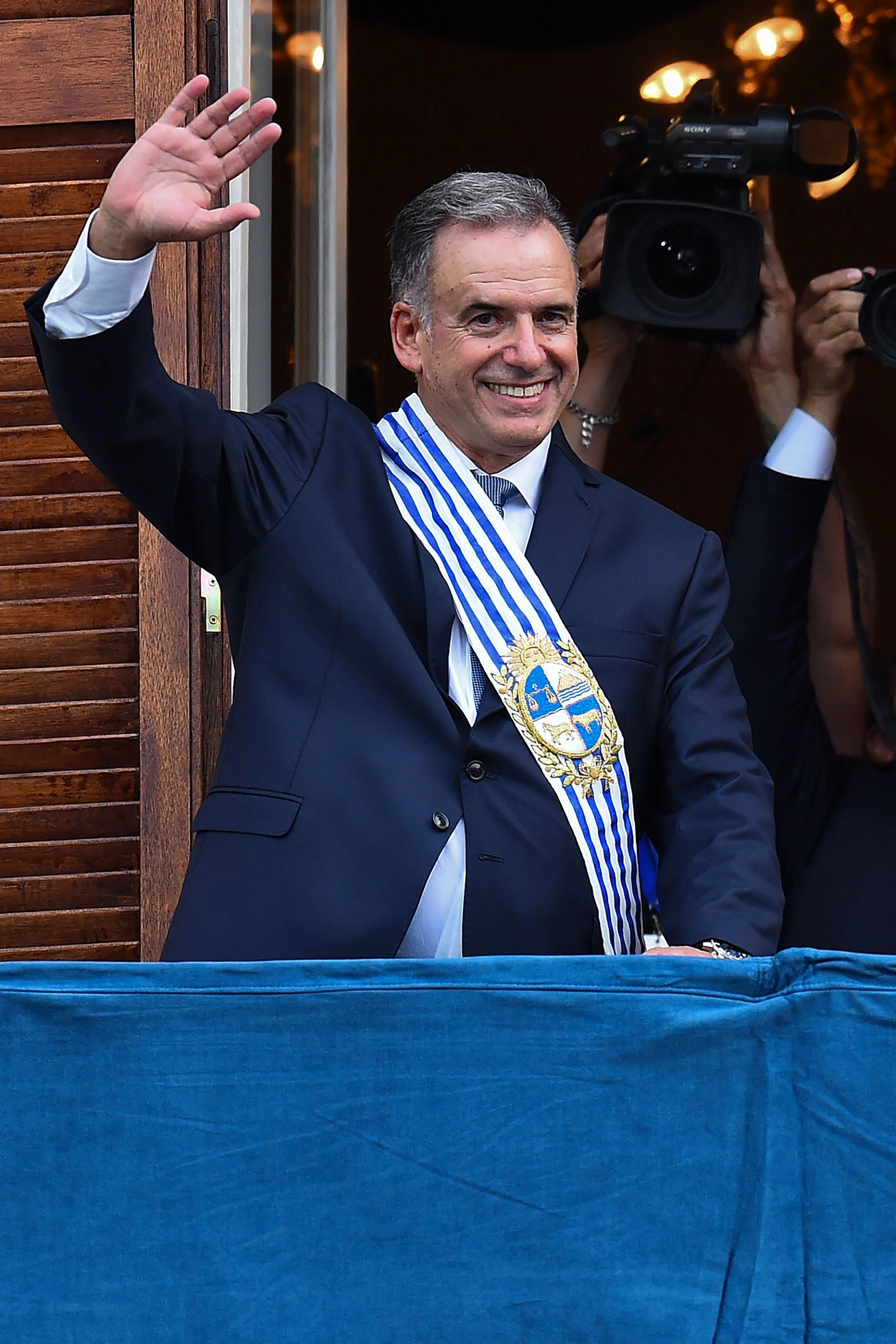 El nuevo presidente de Uruguay, Yamandu Orsi, saluda desde el balcón del Palacio Estévez durante la ceremonia de investidura presidencial en la Plaza Independencia de Montevideo el 1 de marzo de 2025. Foto